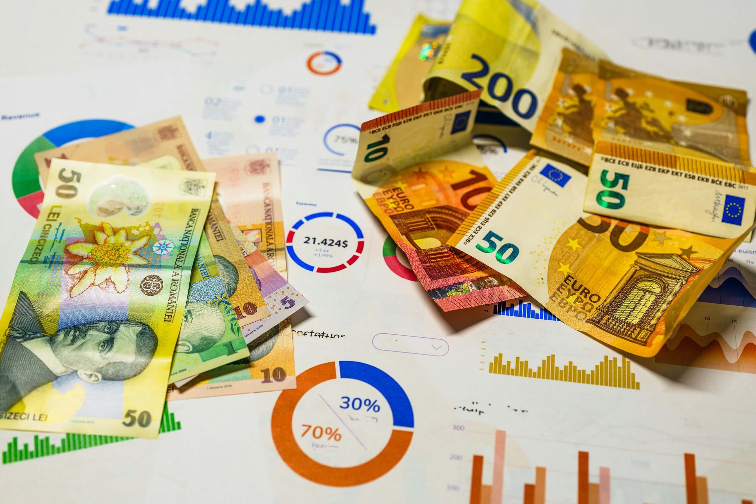 Billets de banque sur une table — instruments financiers et investissement