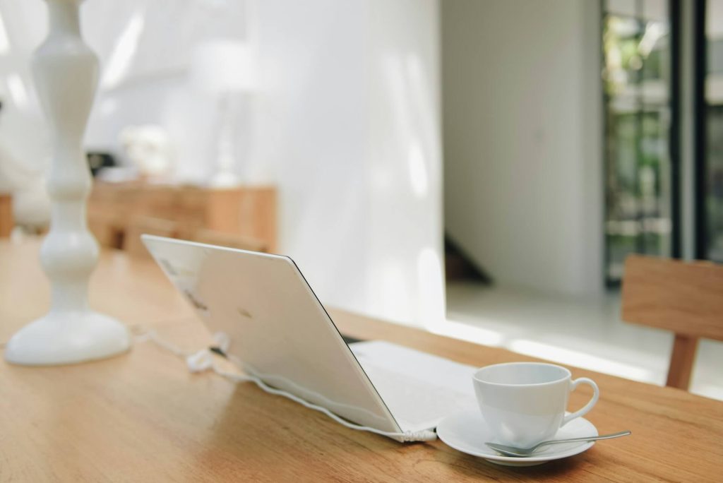 un carnet avec une tasse de café et un ordinateur , image symbolisant les mémos de finance accessibles